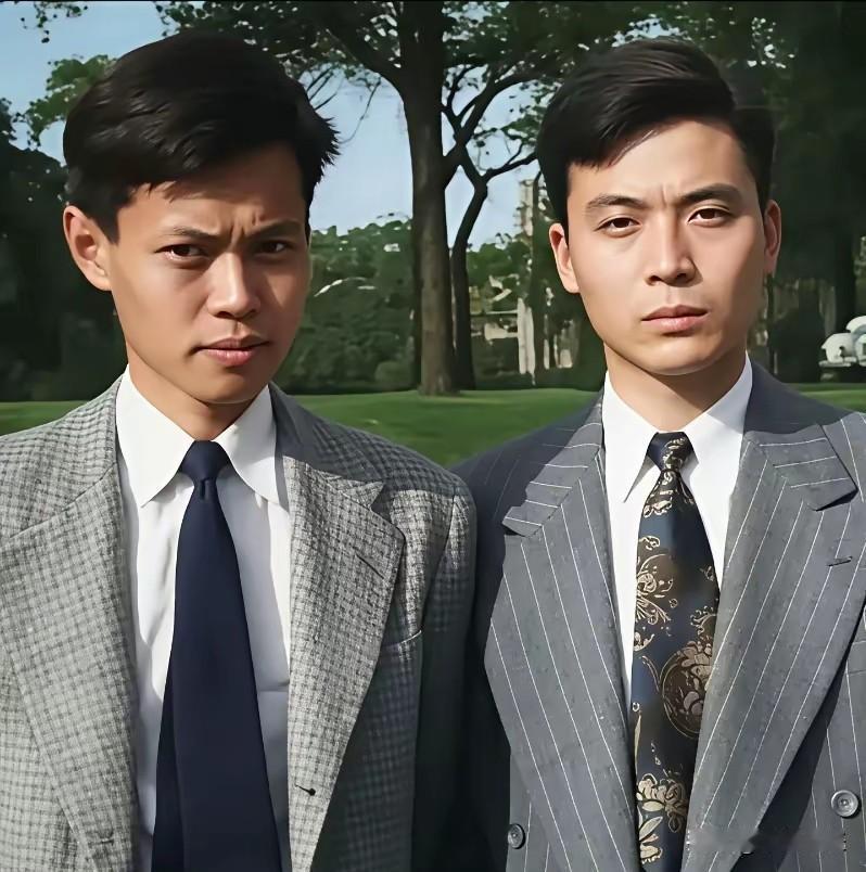 网上常见杨振宁与邓稼先在美国的合影,我一直以为就他俩。后来才知道原本照片上有三人