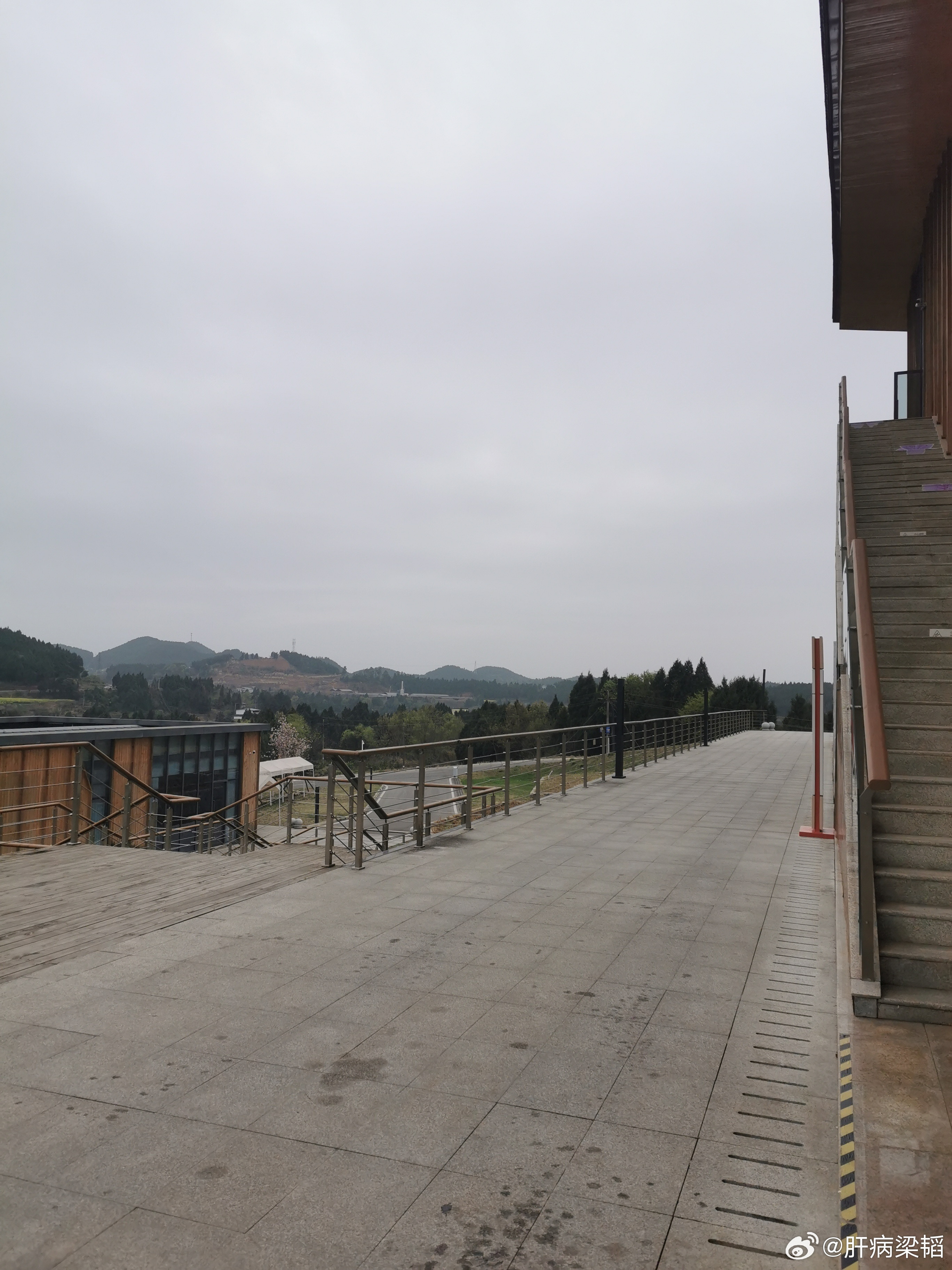 还好提早配了电动车，跑来跑去不心疼。这中东动荡，居然把国内电动车又推了一把，所以