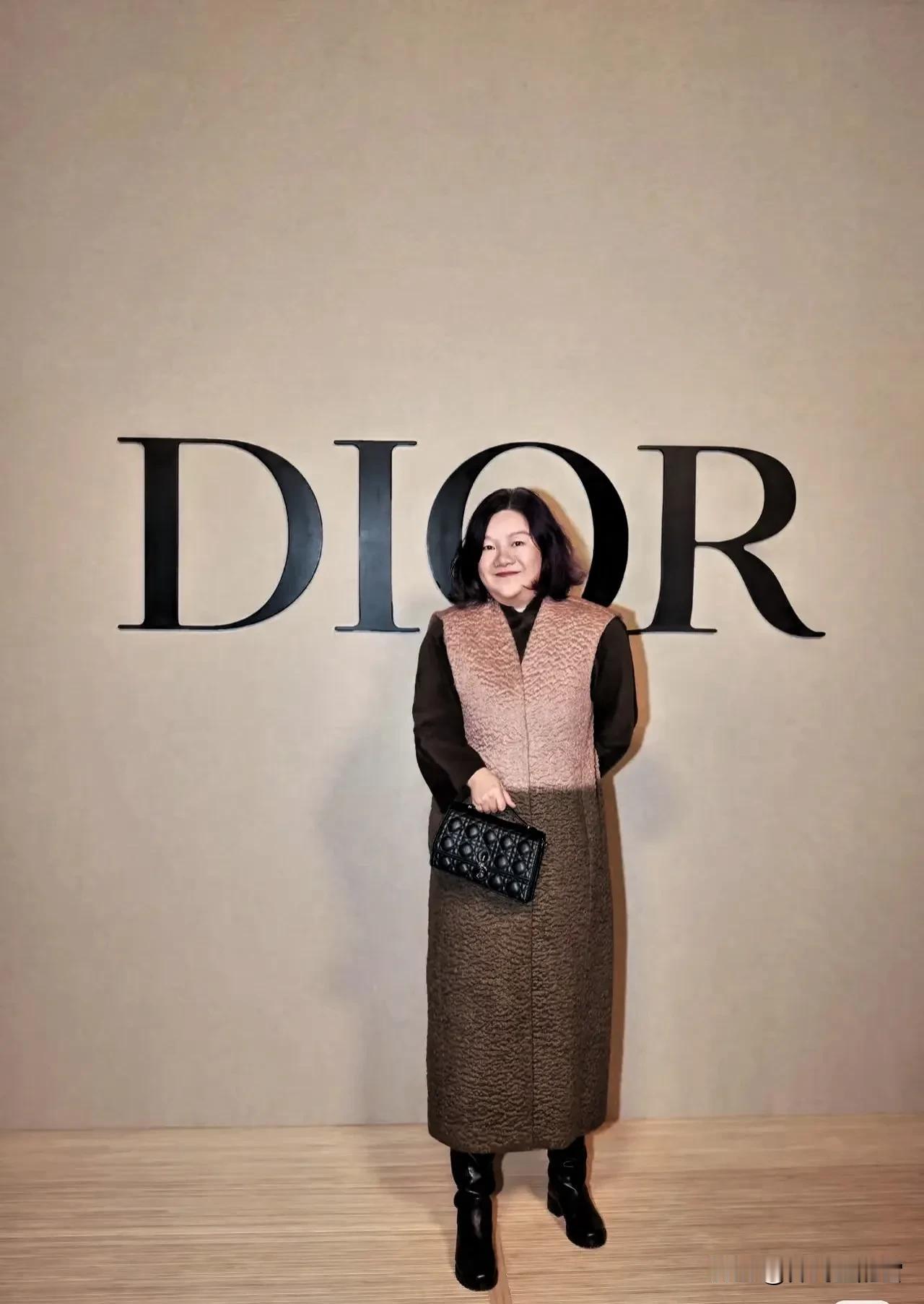 迪奥秀的闪耀舞台上，洪晃真是一股清流。北京的深冬，外面大雪飘扬，室内也不十分