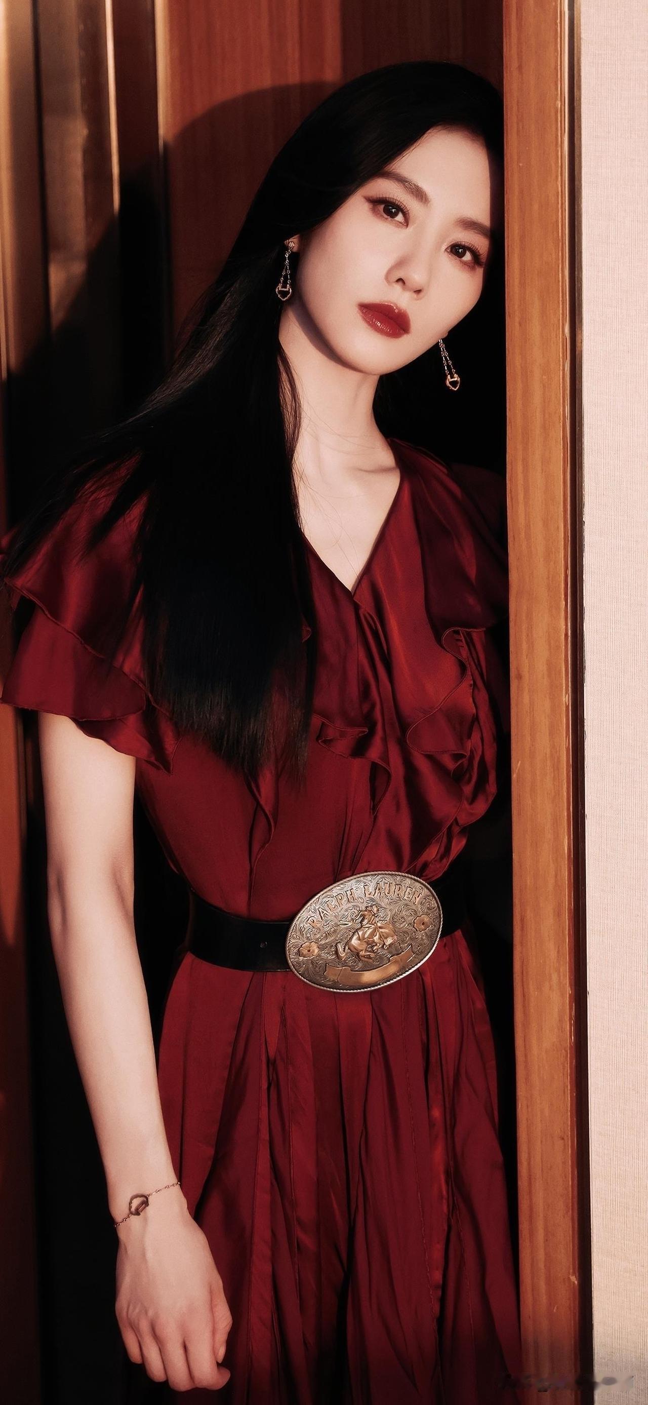 酒红丝绒裙摆垂落时，像把暮色里的温柔都裹进绸缎的褶皱，肩头微露的弧度，是她对复古