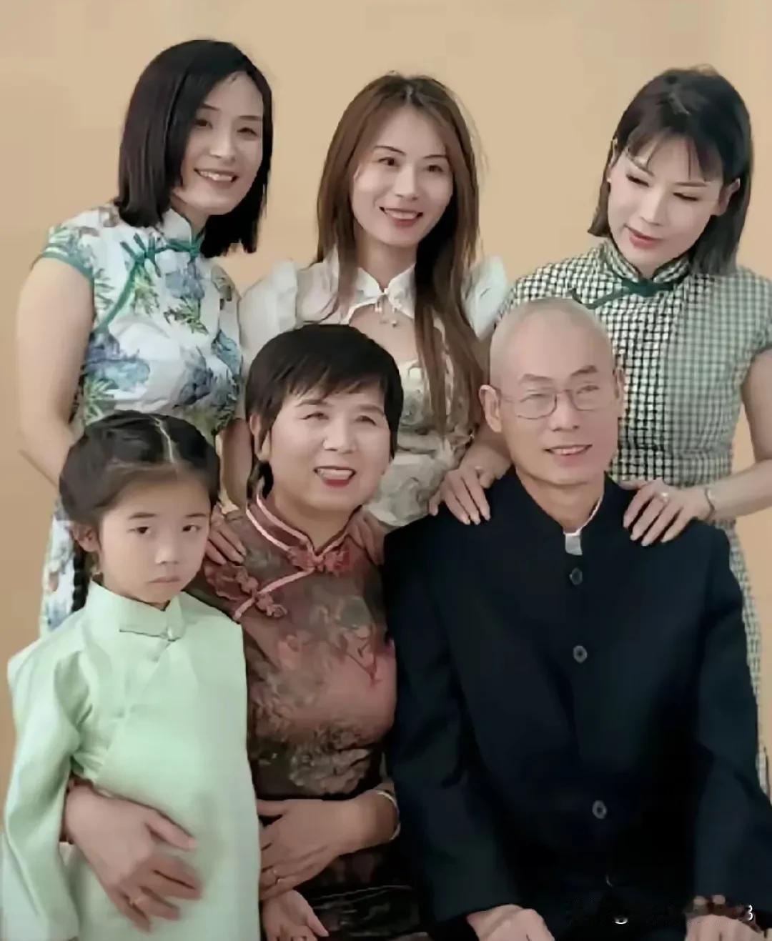 三十多年槿汐终于拍了全家福。三姐妹站在父母的身后，妈妈搂着外甥女儿，一家人很是幸