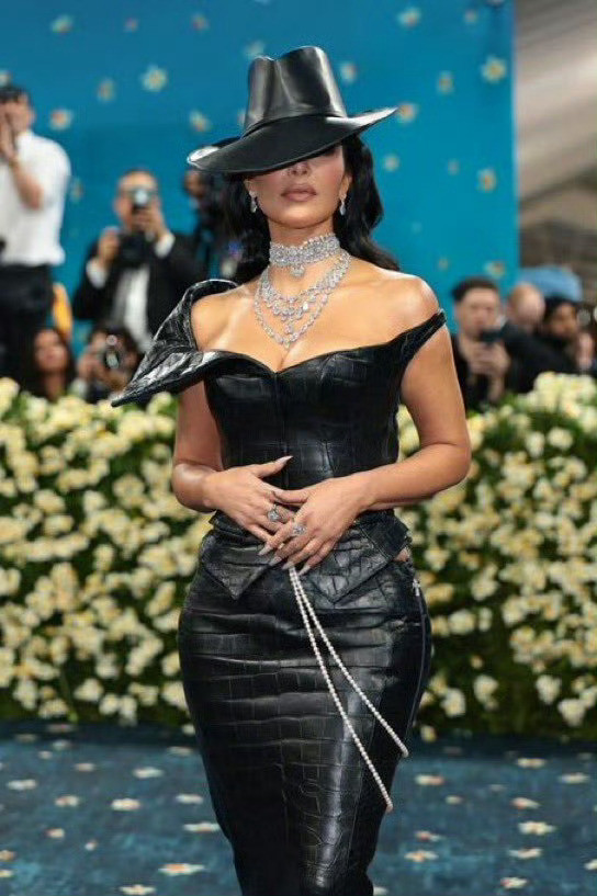 MetGala金·卡戴珊身穿皮帽皮裙亮相MetGala红毯现场​​​