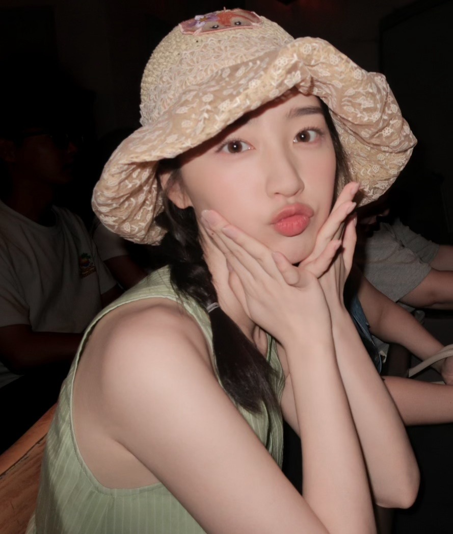 邓恩熙少女果然还是少女邓恩熙小嘴嘟嘟好可爱少女果然还是少女