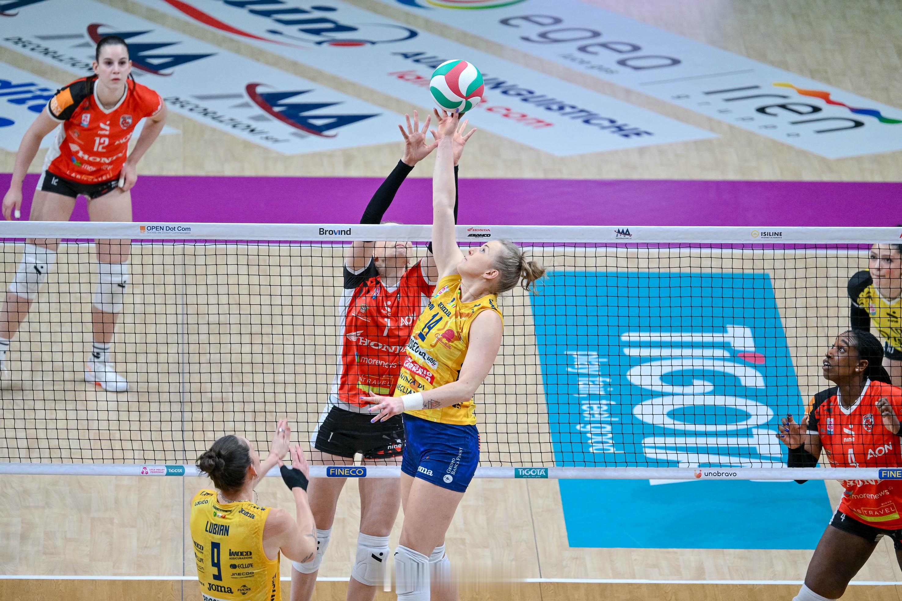 【朱婷休战科内利亚诺3比0完胜库内奥】北京时间21日凌晨，2025-2026女