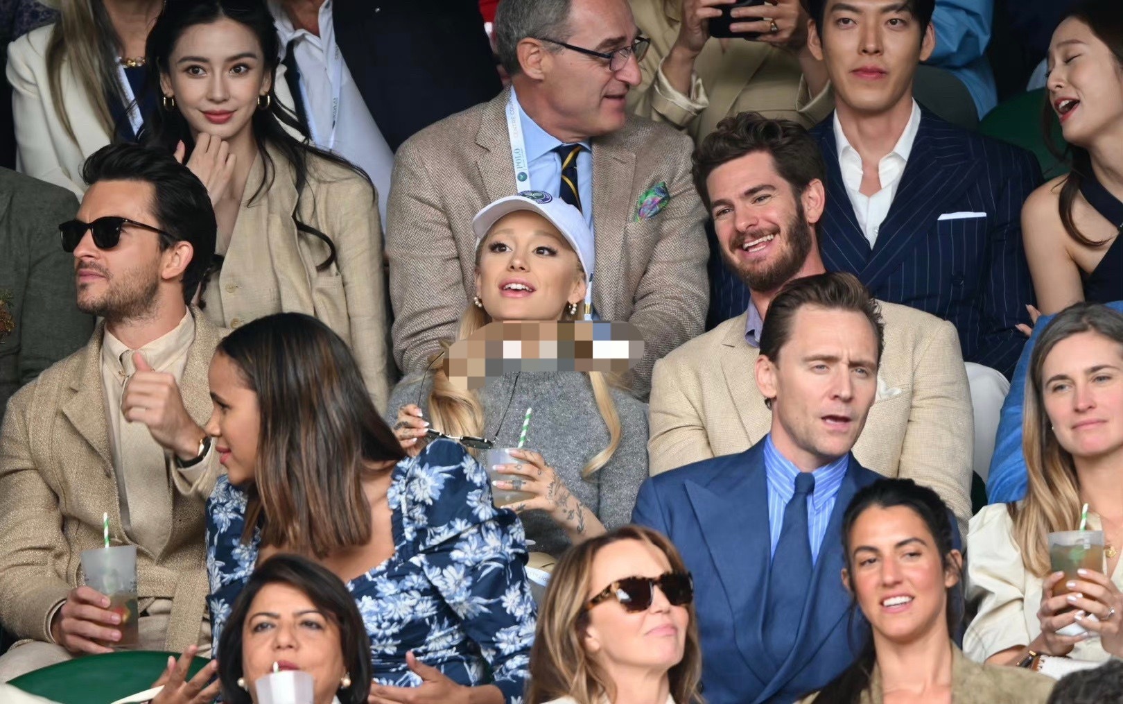 杨颖，事实证明人的眼睛会一眼锁定人群中最漂亮的那个