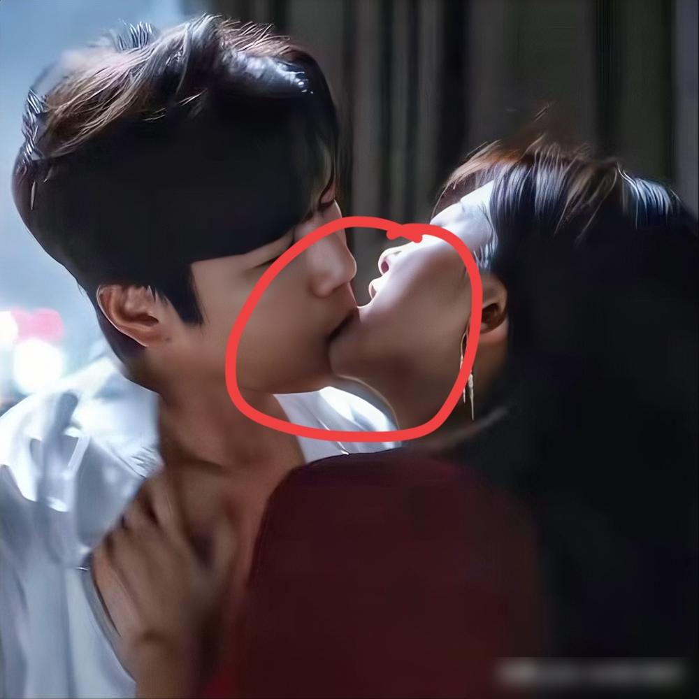 把朱珠死死按在落地窗上，鼻尖相抵，喉结滚动，就是不亲。这不是演戏，这是钟汉良告诉