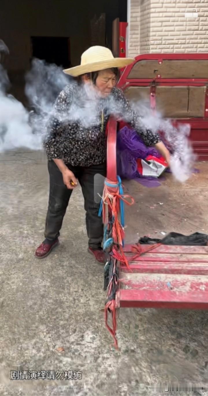 这位奶奶人老心坏，实在丢脸。她路过邻居家，见女邻居把装钱的袋子挂在门上，自以为聪