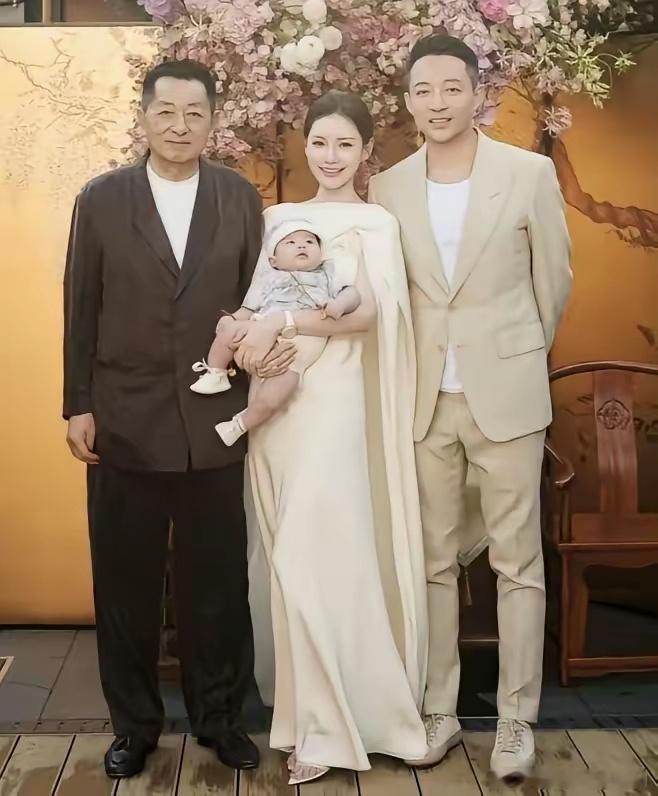 马筱梅儿子百日宴办的那叫一个高端大气上档次但是全场没有发现小玥儿小霖霖姐弟俩的影