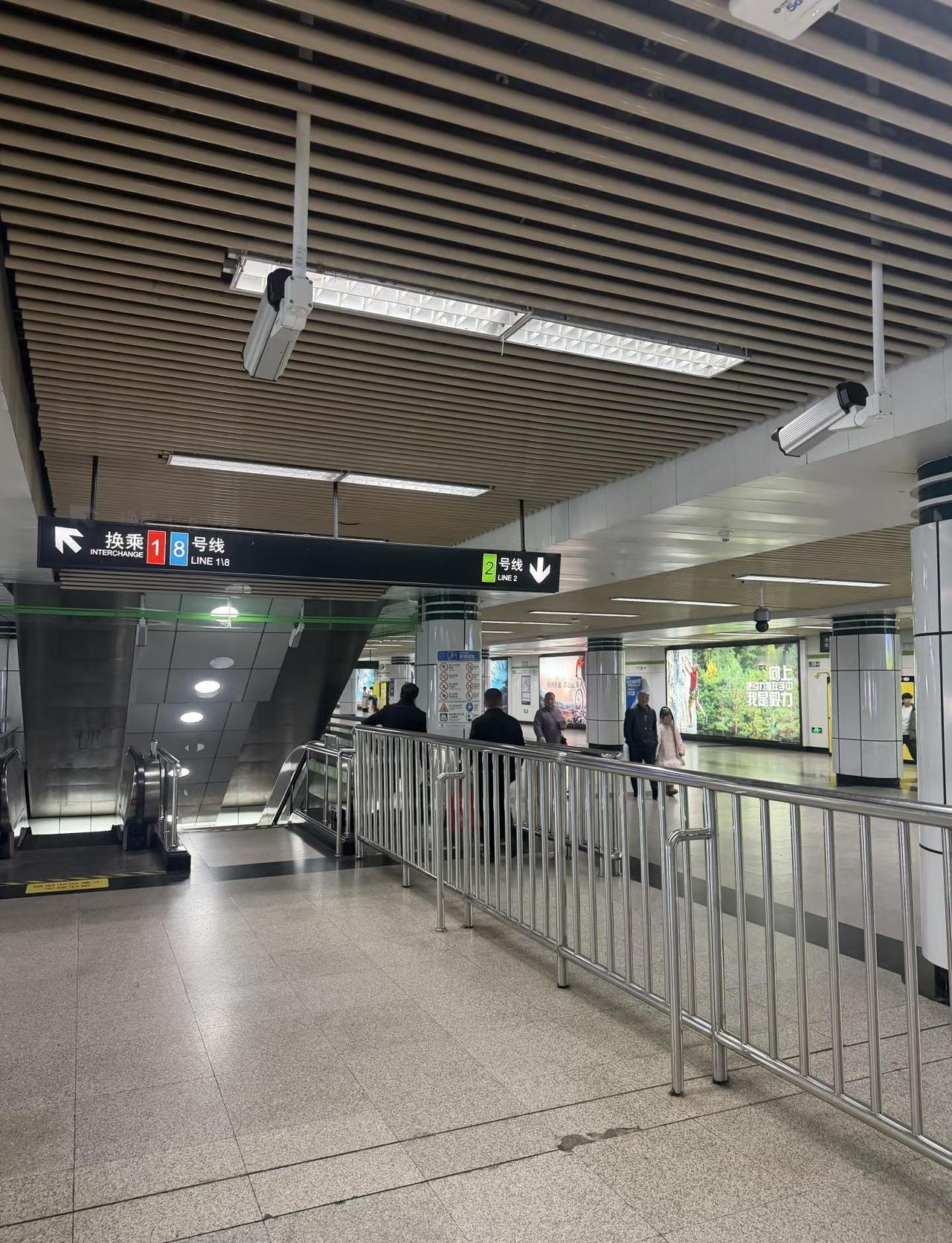 深深的彩带掉落9-6、7人民广场2号线站内上来往1、8号线换乘方向。彩带掉落