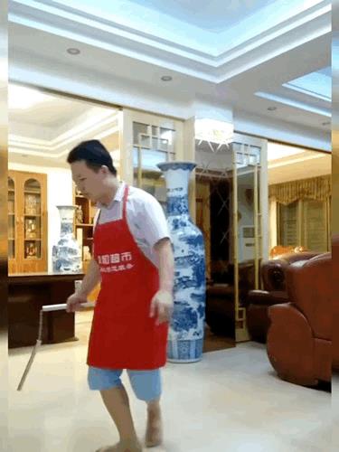 我倒不担心他，我担心他身后的花瓶[捂脸哭]