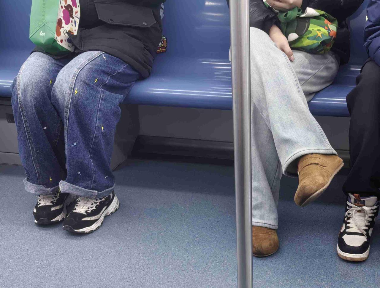 回城里的地铁上，一眼看过去，女同胞基本都是今年流行的阔腿裤。流行是个圈，但这