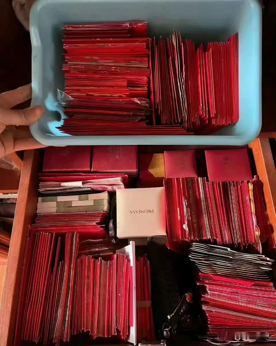 原来真的有父母不拿孩子压岁钱，整整20年的红包，居然都没拆过​！