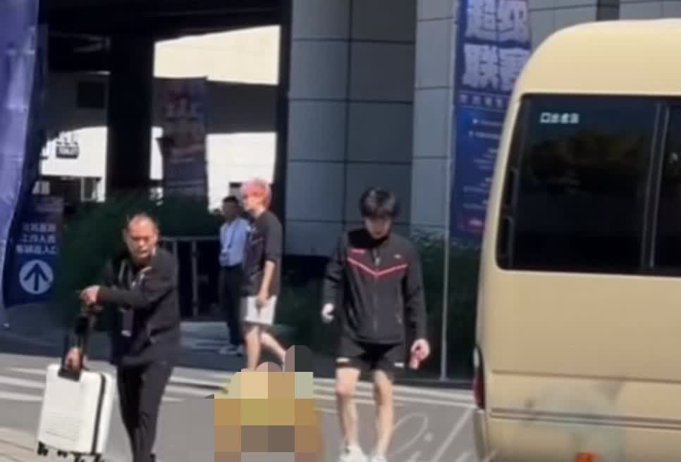 魏桥真的把王楚钦照顾的很好，从昨天北京飞新疆，魏桥的工作人员就和王楚钦一起，一路