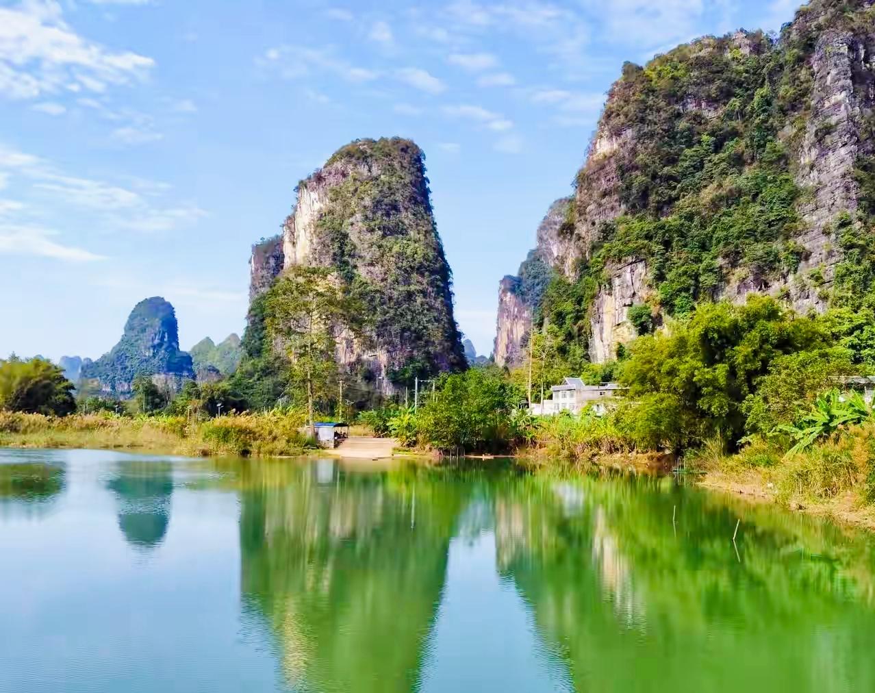 家乡美:仙境般的桂林山水，静谧的湖面倒映着碧绿的山峰，仿佛置身于世外桃源。