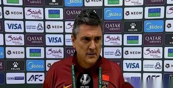 输日本了。赛后发布会，有个记者抛了个问题给咱们U19的洋帅安东尼奥，那话问的，