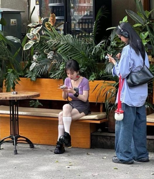 冯提莫一坐下，那比例简直让人揪心，视觉冲击拉满，这身材比例的“虐感”，真是让