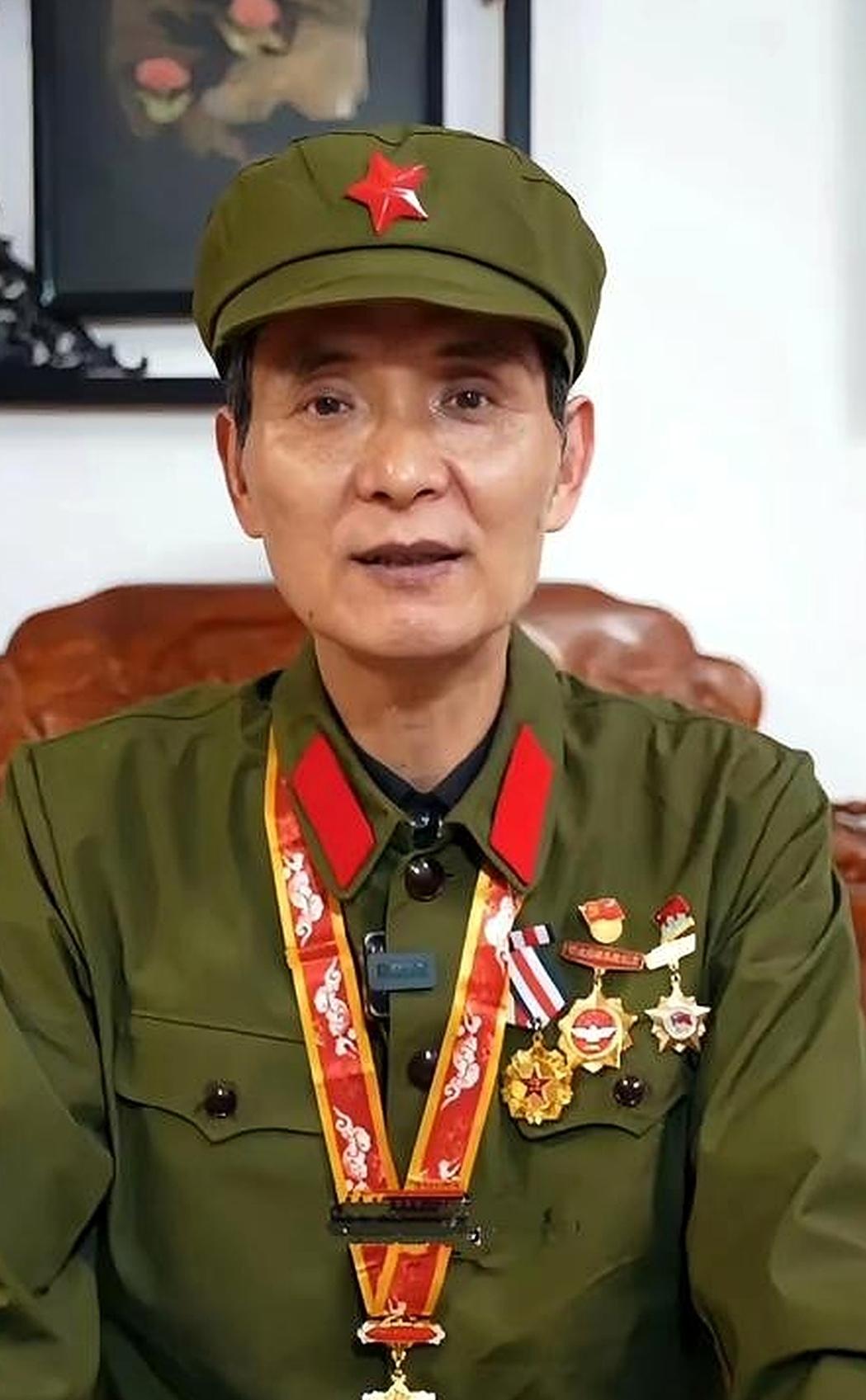 1985年老山前线的战斗中，侦察兵张长海全身13处负伤。退伍之后，战争留下的后遗