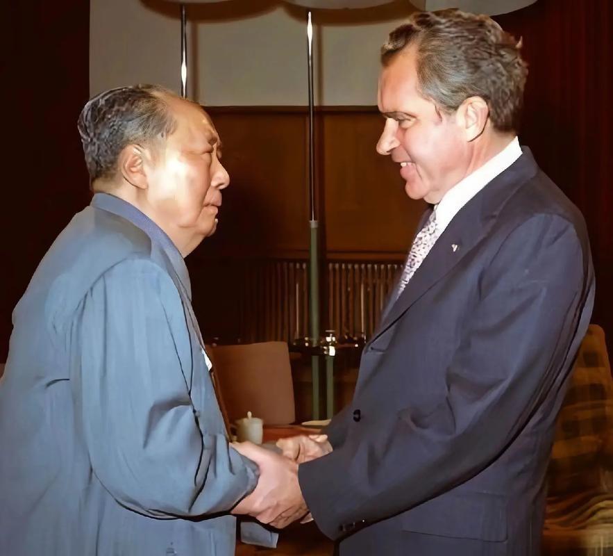 🌞1972年尼克松访华，毛主席送给他四两茶叶，他嫌礼物太少了，脸色当时就不