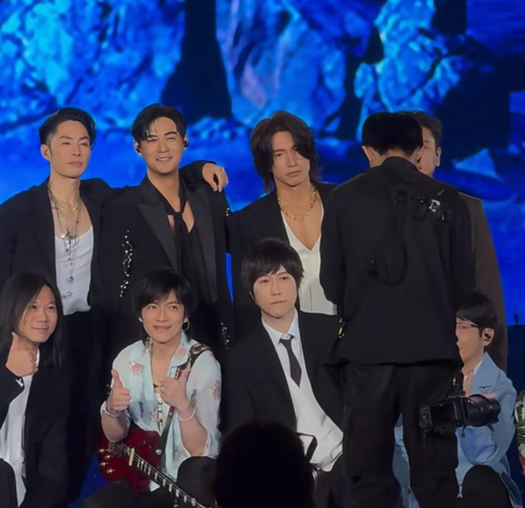 五月天大巨蛋演唱会老阿姨直接泪崩了只要人活得够久，什么都能见到！五月天居然请