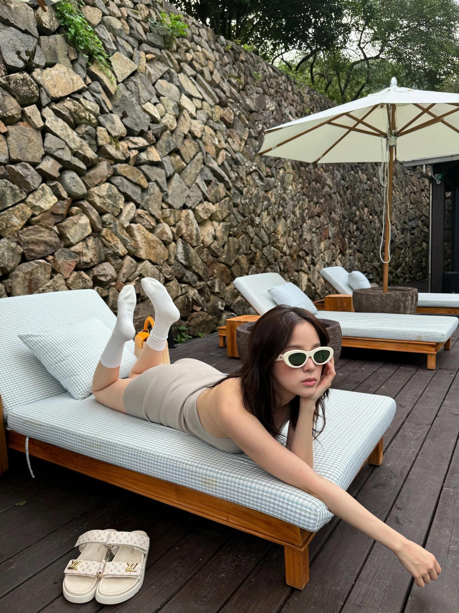 欧阳娜娜最新私服，灰色小背心，青春感满满​​​