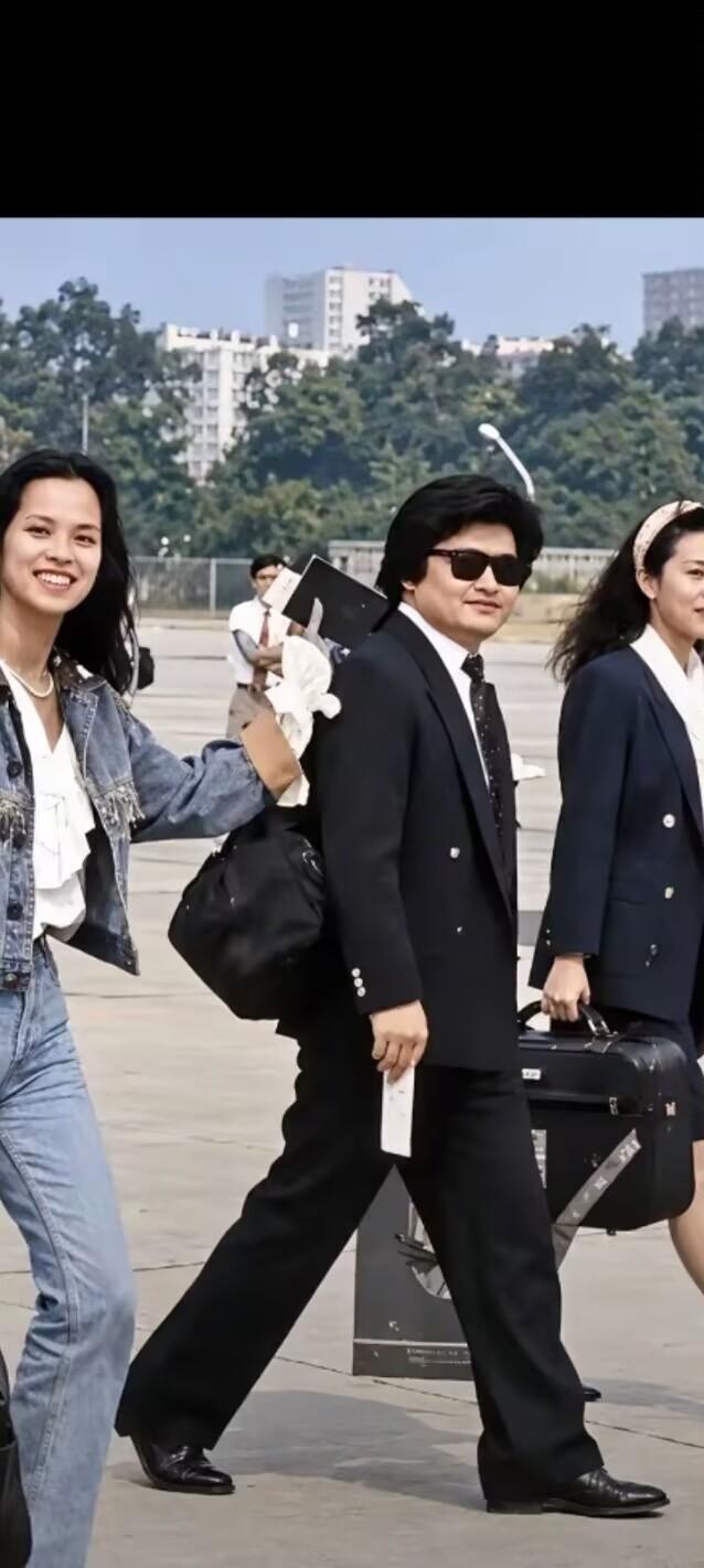 这是刘欢1990年唱亚洲雄风时的一张相片，里面有唯唯和卢露，那时候他们多么年轻，
