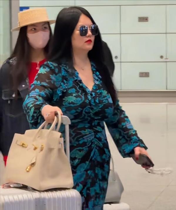李湘这胖，胖得真实在，我估计她都后悔了~！49岁近照曝光，赘肉晃得明显