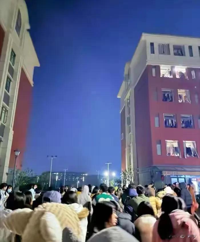 凌晨贵州一大学要求上千学生立刻转移出宿舍，直到早上6点才解散。事发12月1日晚上