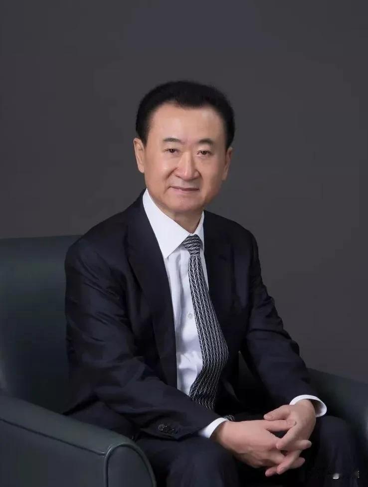 万达十年沉浮录：王健林从“首富”到“首负”的生死突围深夜里，71岁的王健林对着