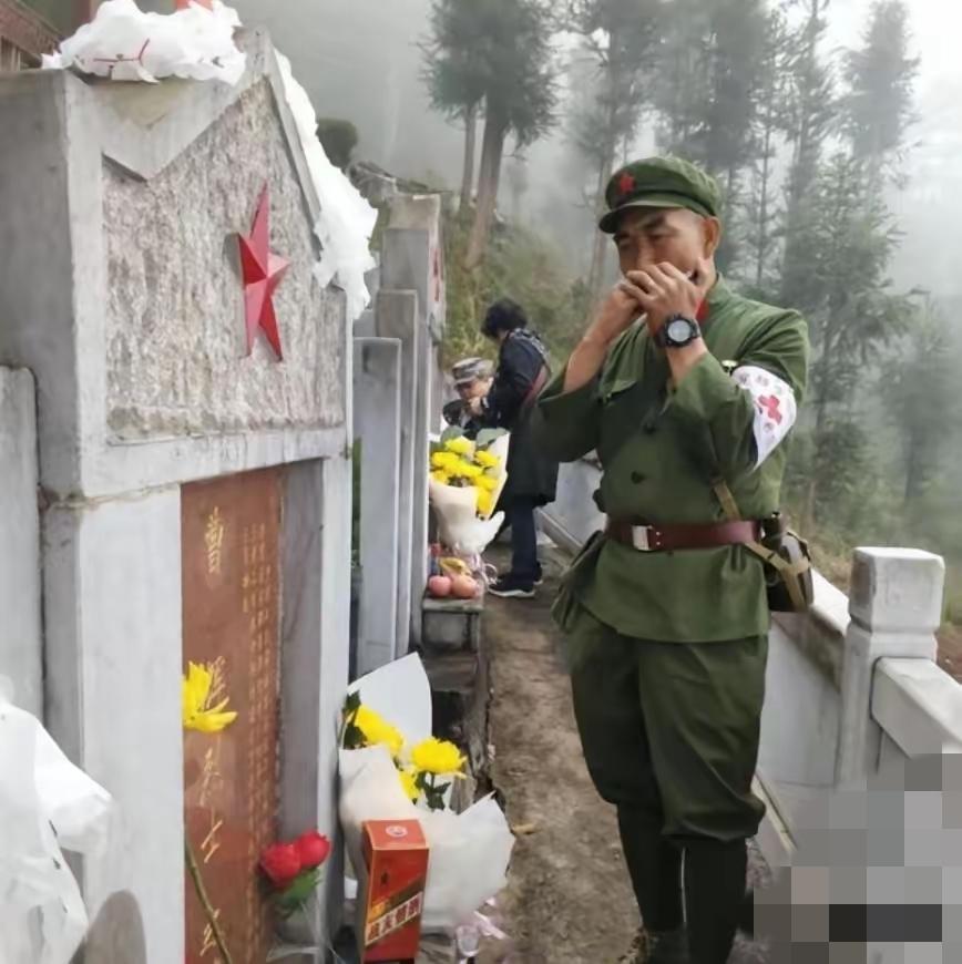 2019年，退休后的149师副师长曹从连，在云南屏边烈士陵园抚摸儿子曹辉的墓碑，