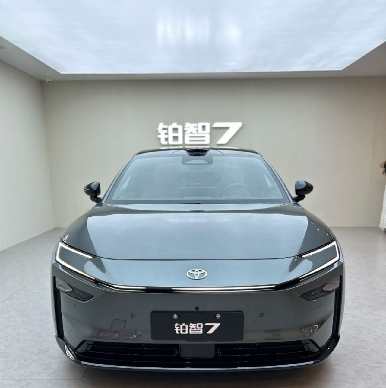 虽然官方对铂智7的定位是中大型纯电轿车，但它已经是目前丰田在售车型里面最大的轿车