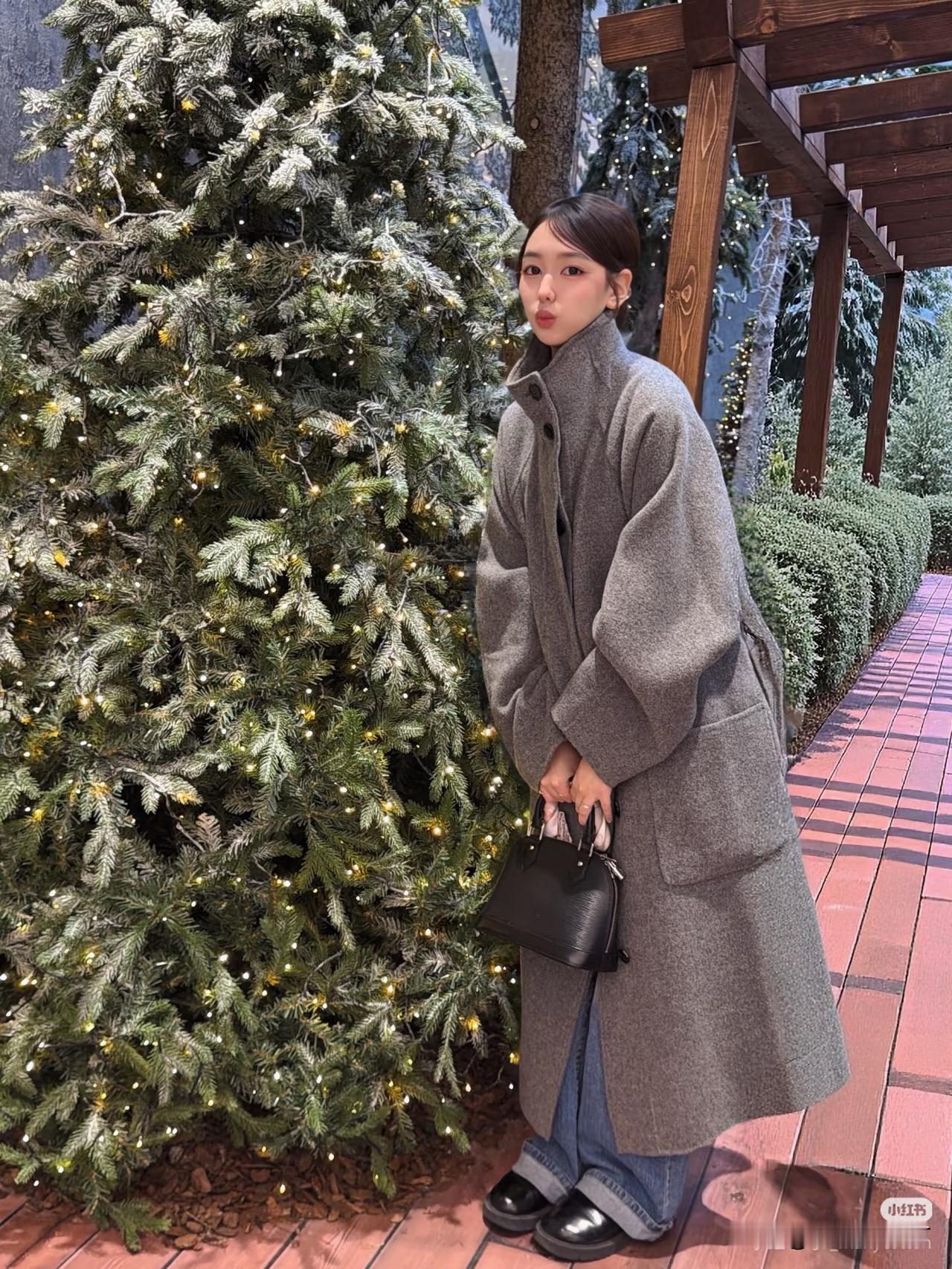 这位姑娘就是我上一条所说的那位韩国的女公务员。99年出生，特别喜欢中国，前前后后