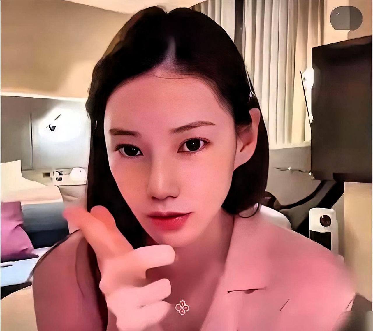 “再这样不快乐就分手。”马小梅这句话，直接把兰姐的算盘崩碎了。刚那头才立了家