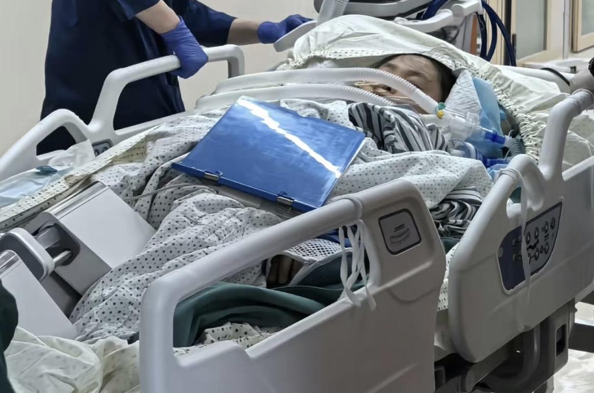 杭州一52岁女子在散步时，不慎踩到了化骨水，当场就无法行走，在送医抢救几天后，最