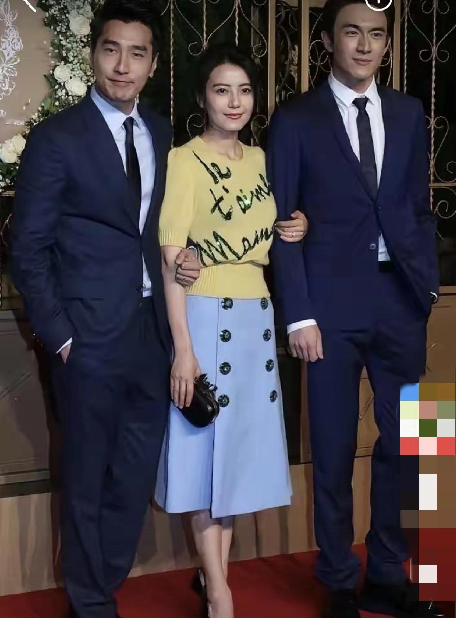 请大家给出一个合理的解释，这三人到底是什么关系？谁和谁才是情侣关系，现在画面是这