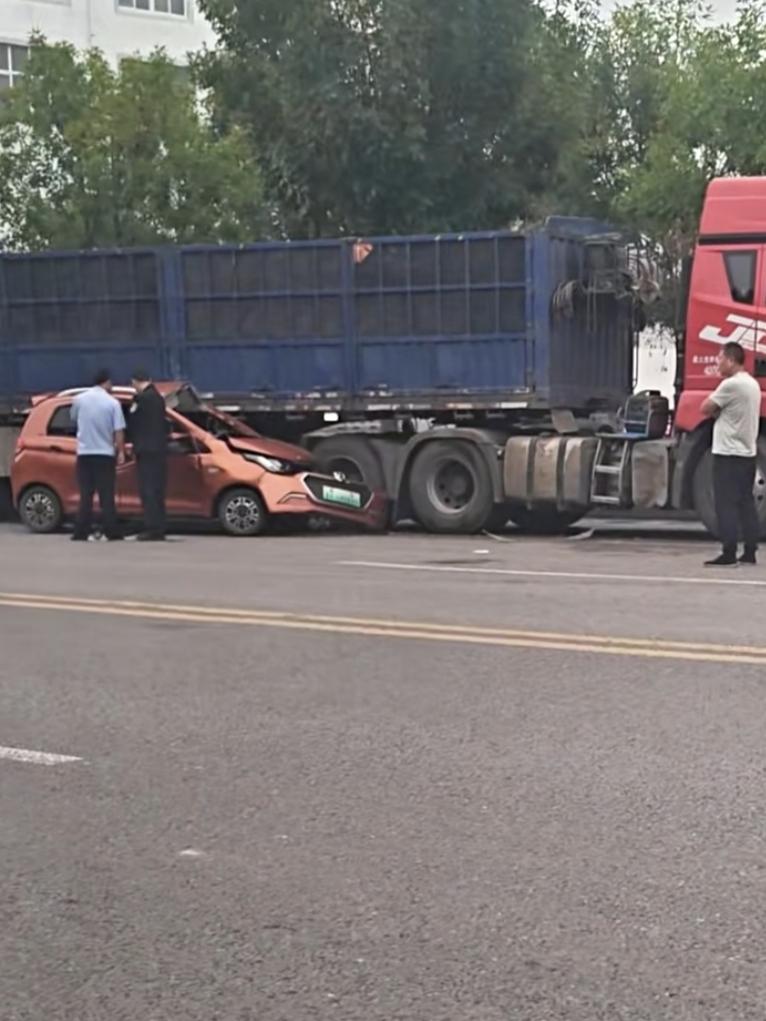 老头乐该乐不起来了这老头乐真是“乐极生悲”啊！哐当一下撞上大货车，货车跟没事