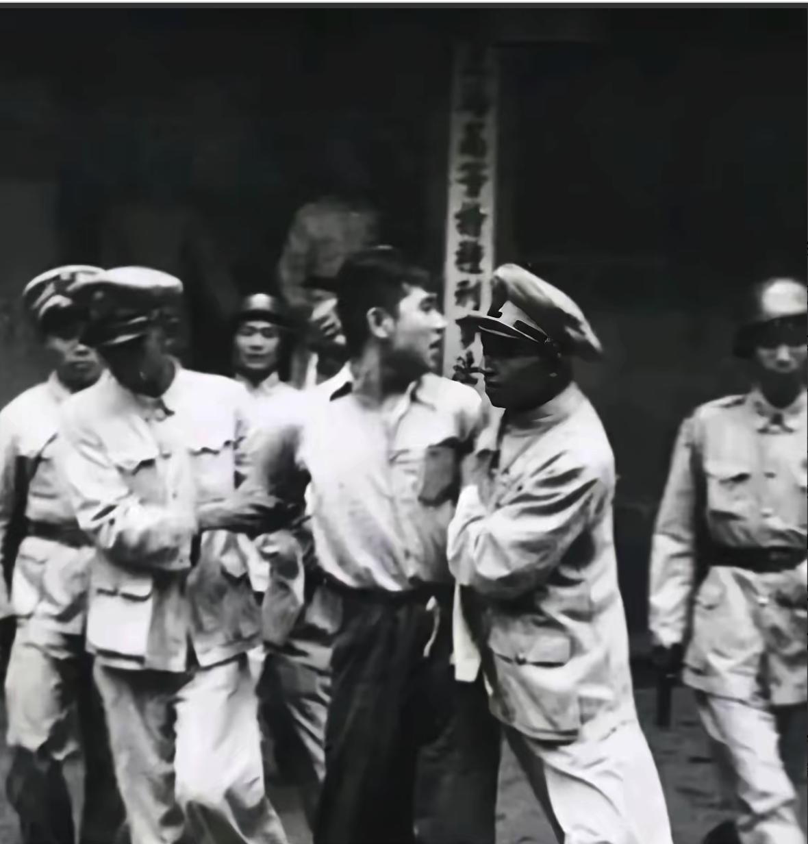 1950年，四野60多名战士押送一悍匪，半路竟被劫走！当地人摇头：“跑得快太正常