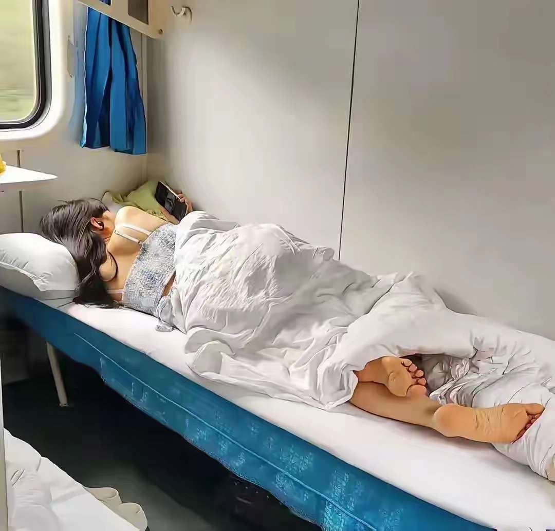 就在我对面搞得我睡不着了。应该怎样委婉的提醒她被子拉上去些