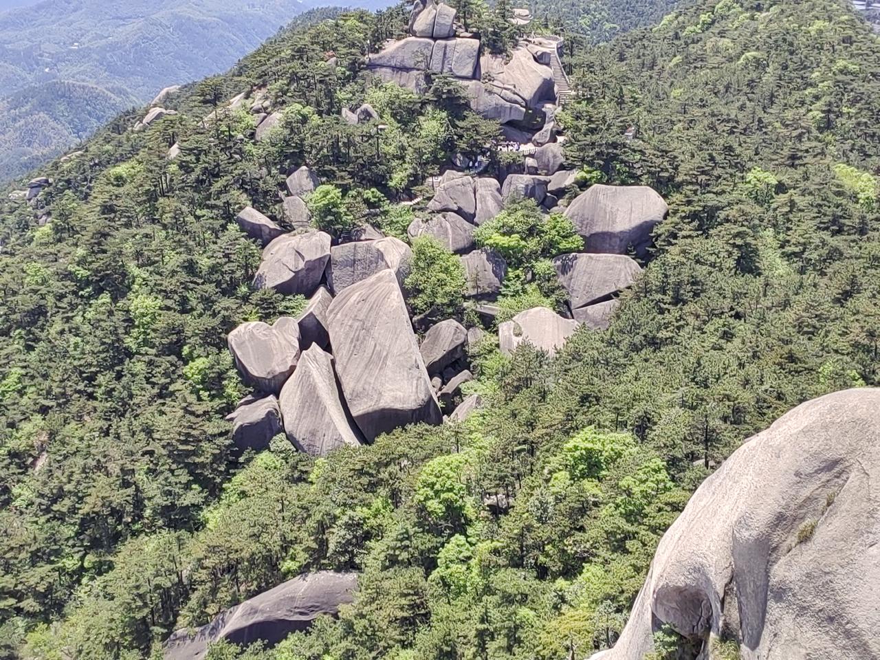 游览安徽天柱山风景区（十五）看到照片里面这些乱石堆了吗？远远望去是一处巨大的乱