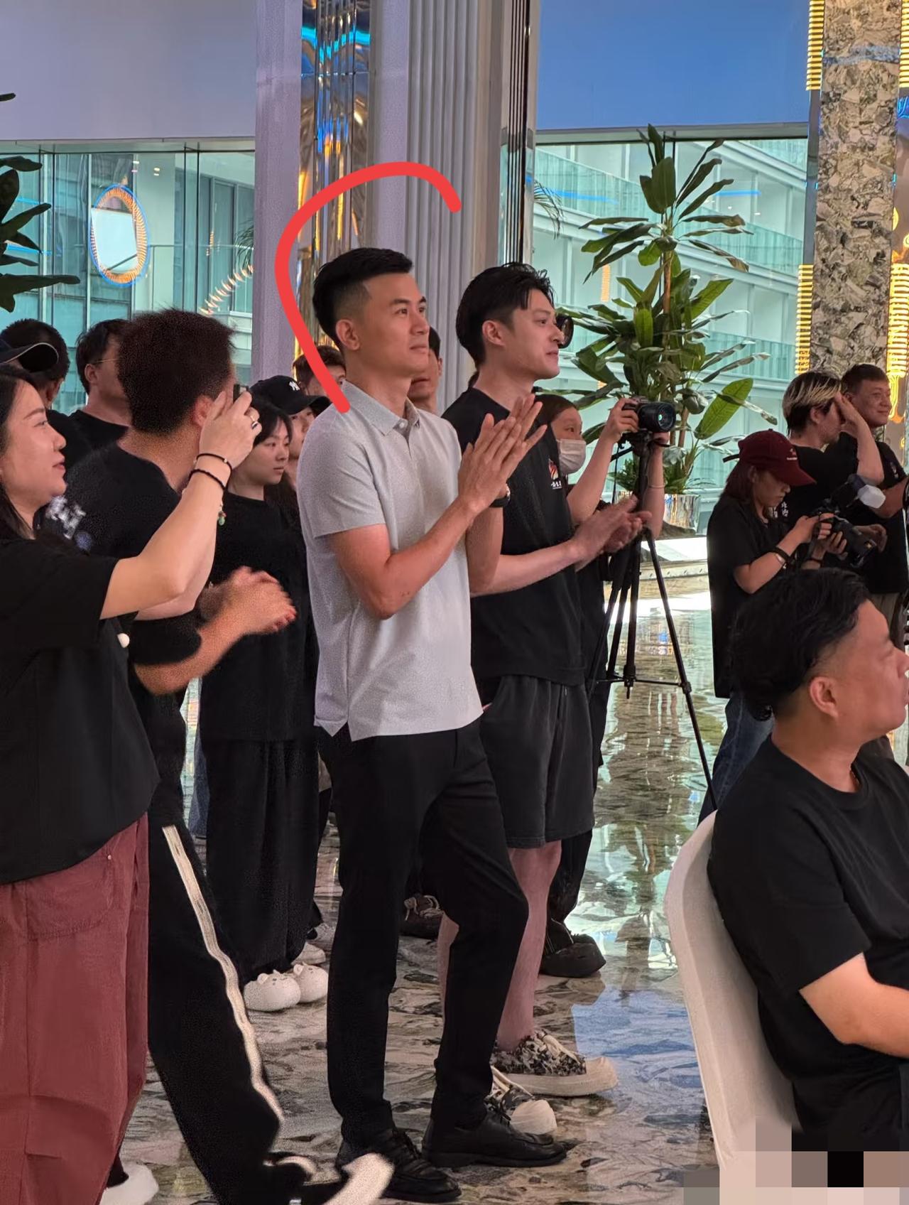这男人一看就是体制内的。