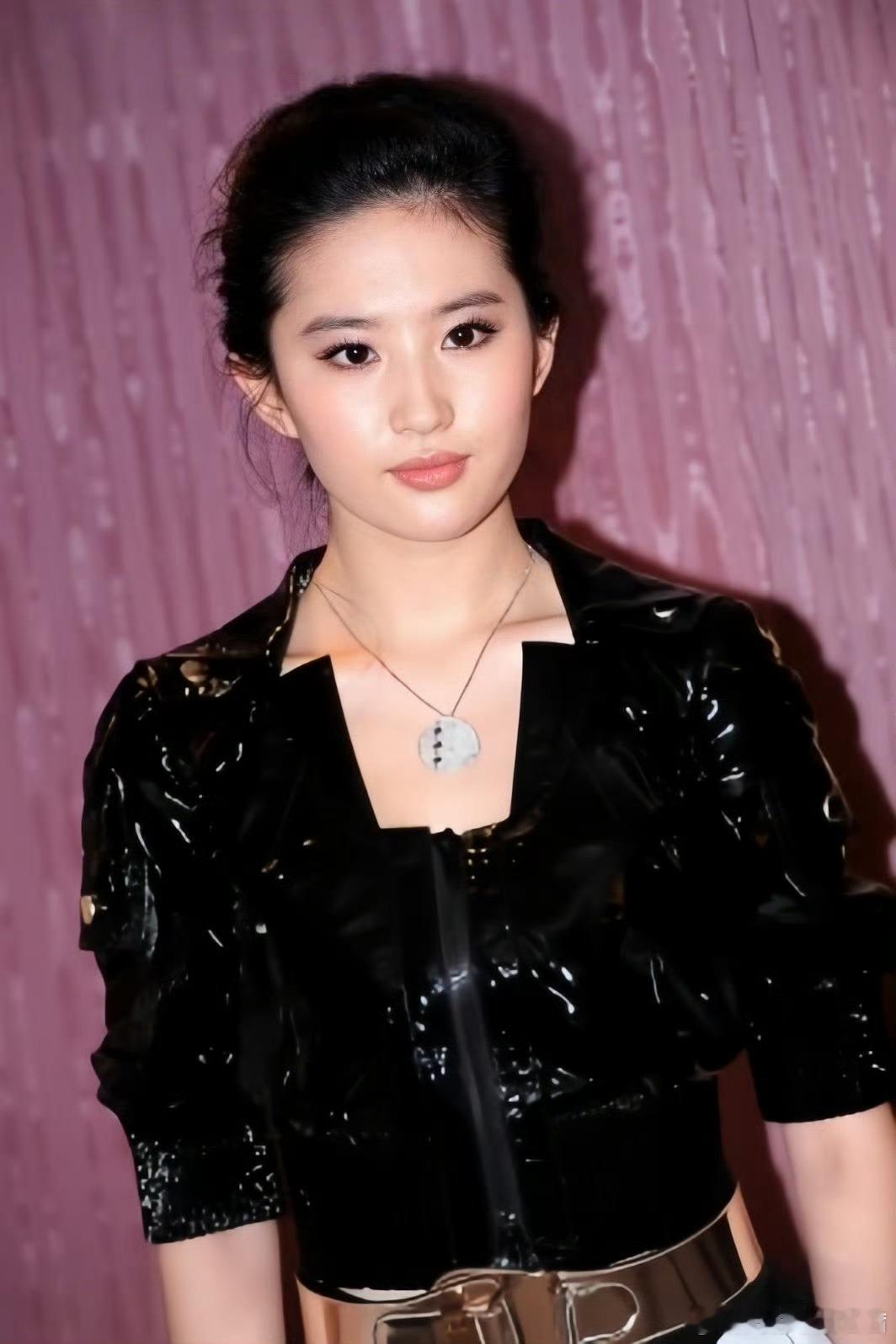 刘亦菲的颜值一直是大家热议的话题，但你知道她21岁时究竟有多惊艳吗？一组旧照曝光