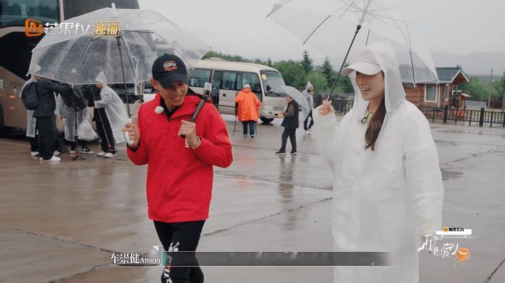 李施嬅穿雨衣爆改法证先锋李施嬅在雨天穿起白色雨衣，车崇健一看就笑说像“要去做实验