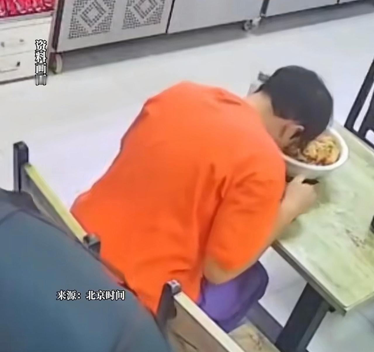 这就是错误减肥的后果，直接无意识昏迷，导致面部烫伤。内蒙一小伙，9个月时间，