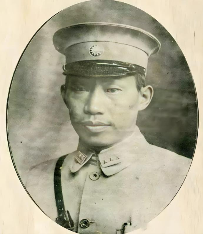 1935年，贵州军阀王家烈被迫交出兵权，出省“考察”。蒋介石当面给了三万块大