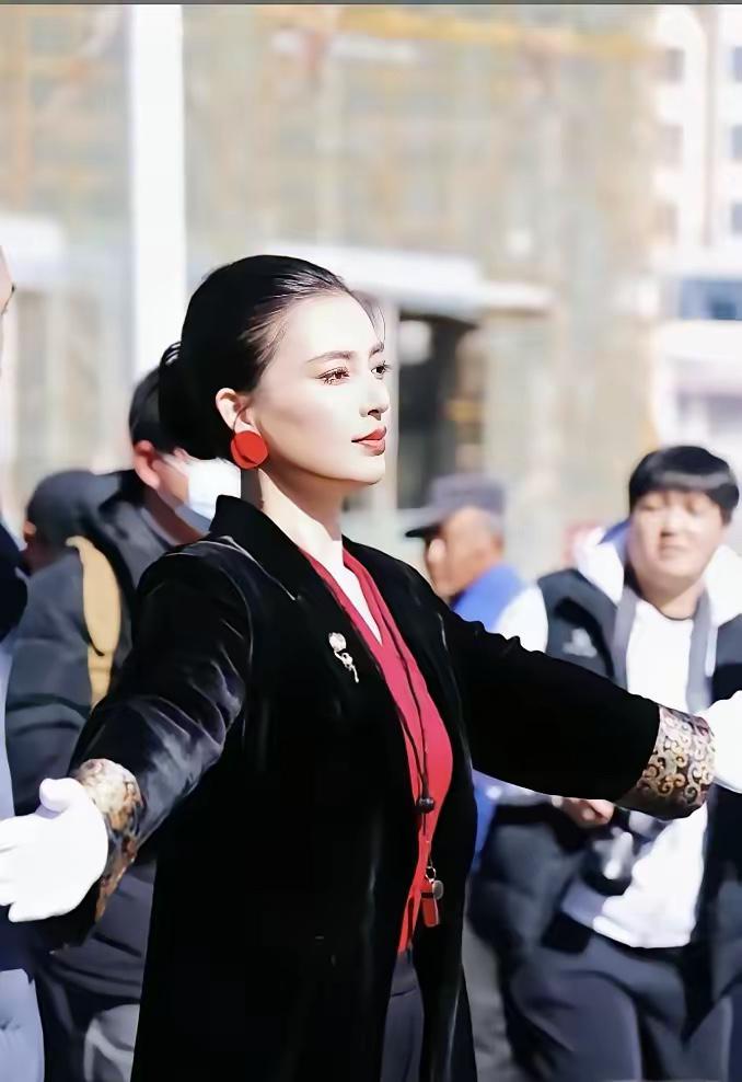 这回算是见识了什么叫“老天爷赏饭吃”。​陕西榆林那个扭秧歌的领队高梦瑶，两天涨