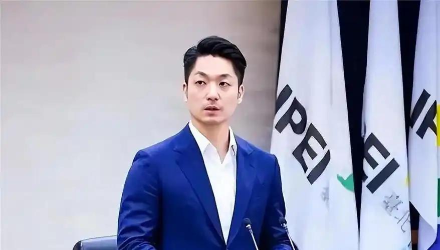 记者追问蒋万安：你是台湾人还是中国人？蒋万安的回应出人意料。他答道：我是台湾人，