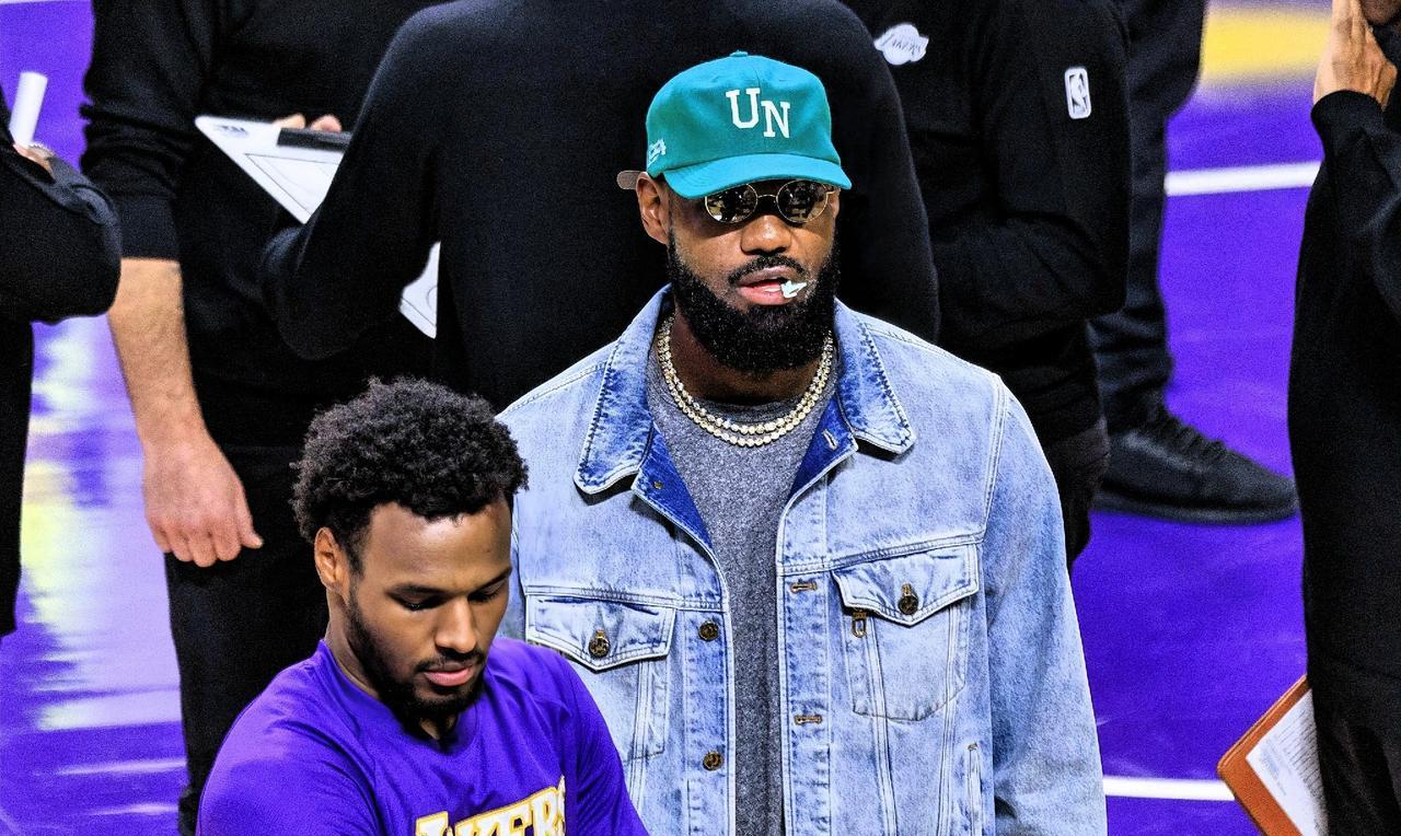 詹姆斯终于要复出了，湖人原地起飞！今日，湖人主帅雷迪克在训练后接受采访谈到詹姆