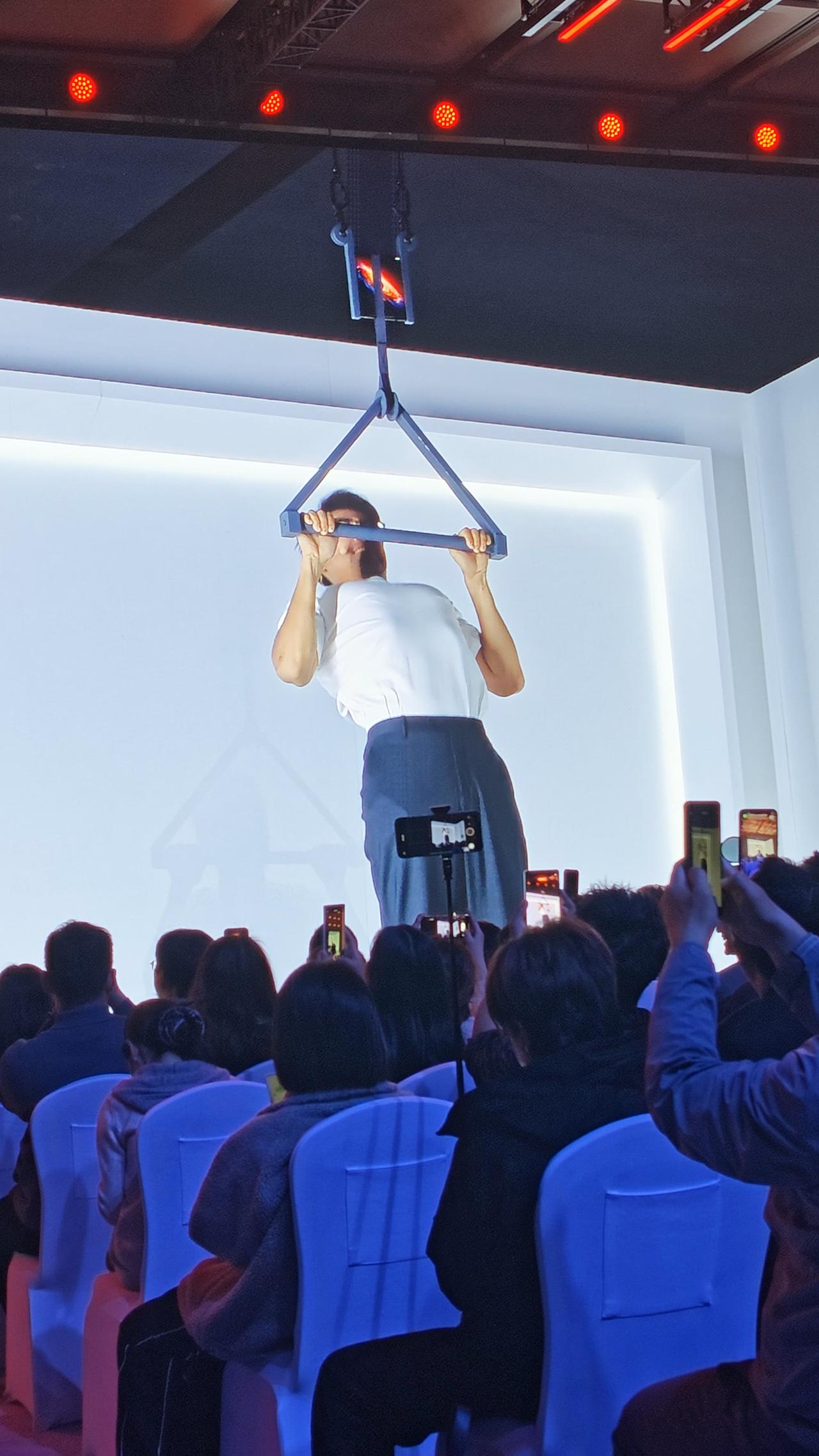 到底是发布会还是运动会？荣耀MagicV6发布会太疯狂了！主讲小哥直接把手机当