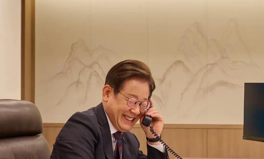 为什么韩国总统李在明！与中国的通话时眼神这么清澈且也这么高兴，甚至中方提出条件都