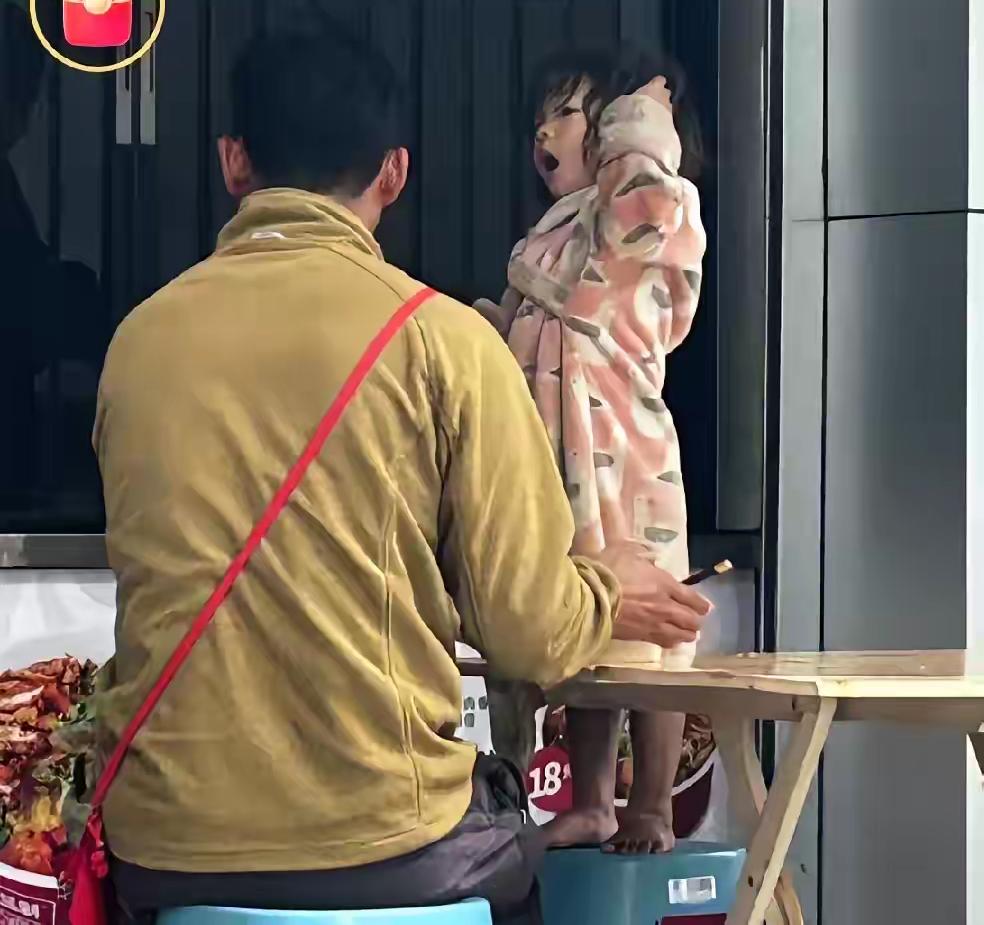 男孩父母为大家解答疑惑！男孩有救了一名3岁左右的孩子全身裸露在地