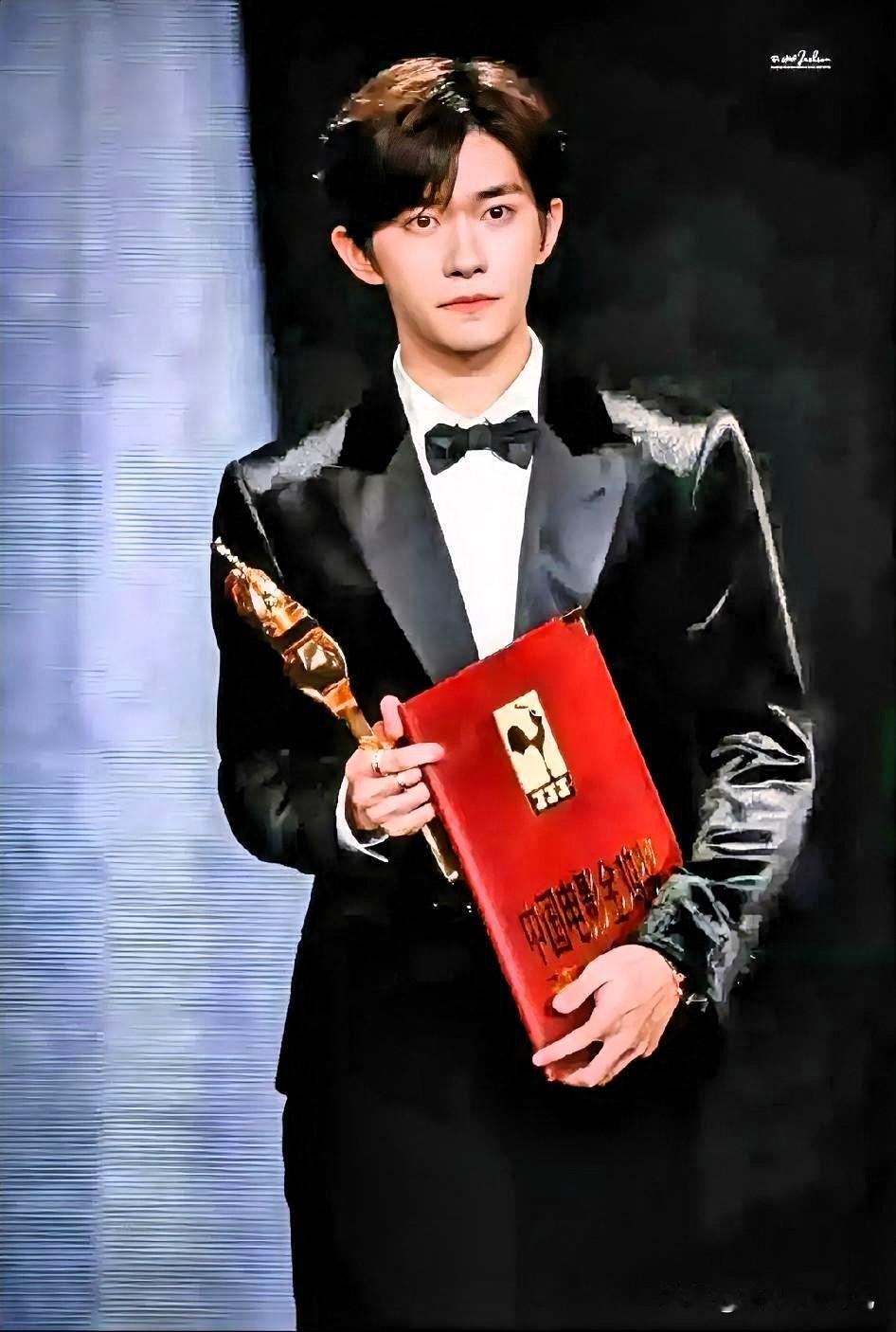 现在全网最睡不着的人估计就易烊千玺了吧！易烊千玺今晚圆梦金鸡影帝，24岁获